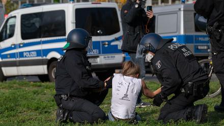 Seltenes Bild. Am Sonntag konnten die Demonstranten fast ungestört ohne Abstand und Maske durch Berlin ziehen.