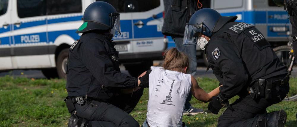 Seltenes Bild. Am Sonntag konnten die Demonstranten fast ungestört ohne Abstand und Maske durch Berlin ziehen.