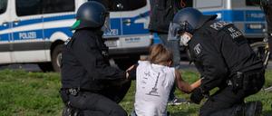 Seltenes Bild. Am Sonntag konnten die Demonstranten fast ungestört ohne Abstand und Maske durch Berlin ziehen.