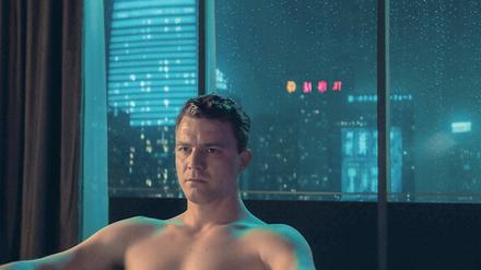 Undurchsichtig. Friedrich Mücke als IT-Entwickler Linus in Tokio 2047 („Exit“, Mittwoch, 20 Uhr 15). Der Schauspieler ist vor allem bekannt aus seinem kurzen TV-Kommissar-Einsatz im Erfurter „Tatort“ 2013 und 2014. Für seine Rolle in dem Kinofilm „Friendship!“ wurde er mit dem Bayerischen Filmpreis 2009 als Bester Nachwuchsschauspieler ausgezeichnet. 