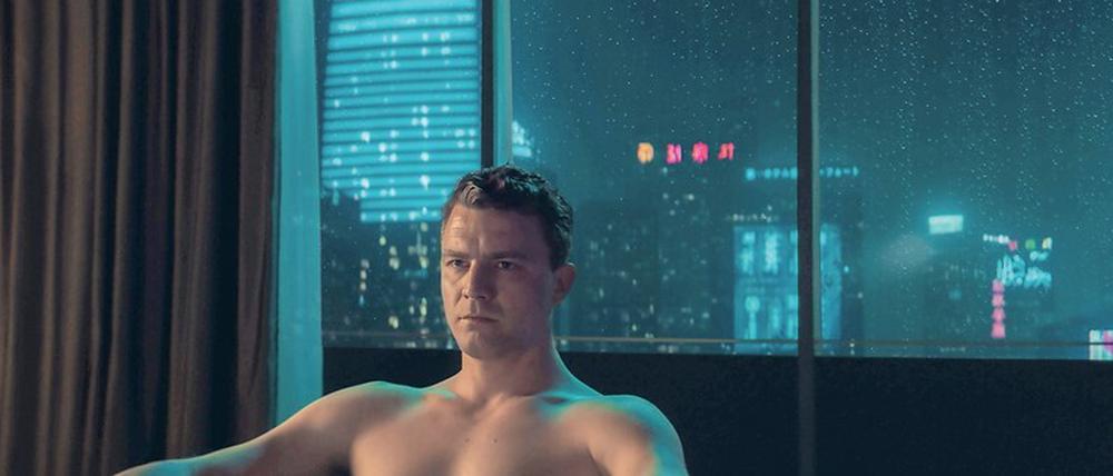 Undurchsichtig. Friedrich Mücke als IT-Entwickler Linus in Tokio 2047 („Exit“, Mittwoch, 20 Uhr 15). Der Schauspieler ist vor allem bekannt aus seinem kurzen TV-Kommissar-Einsatz im Erfurter „Tatort“ 2013 und 2014. Für seine Rolle in dem Kinofilm „Friendship!“ wurde er mit dem Bayerischen Filmpreis 2009 als Bester Nachwuchsschauspieler ausgezeichnet.
