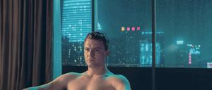 Undurchsichtig. Friedrich Mücke als IT-Entwickler Linus in Tokio 2047 („Exit“, Mittwoch, 20 Uhr 15). Der Schauspieler ist vor allem bekannt aus seinem kurzen TV-Kommissar-Einsatz im Erfurter „Tatort“ 2013 und 2014. Für seine Rolle in dem Kinofilm „Friendship!“ wurde er mit dem Bayerischen Filmpreis 2009 als Bester Nachwuchsschauspieler ausgezeichnet. 
