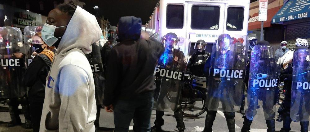 Polizisten in Philadelphia sperrten am Dienstag zum Teil Straßen in West-Philadelphia ab.