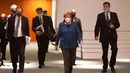 Bundeskanzlerin Angela Merkel (CDU), der bayerische Ministerpräsident Markus Söder (CSU) und Berlins Regierender Bürgermeister Michael Müller (SPD) kommen zu der Pressekonferenz am 28. Oktober 2020.