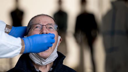 Älterer Mann an einer Corona-Abstrichstelle. Der Anteil der Über-70-Jährigen nimmt zu.