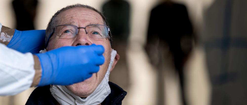 Älterer Mann an einer Corona-Abstrichstelle. Der Anteil der Über-70-Jährigen nimmt zu.