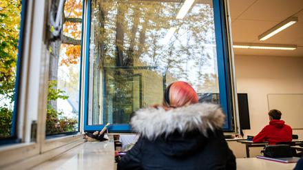 Lüften zum Schulbeginn nach den Herbstferien in Gütersloh, Nordrhein-Westfalen