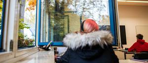 Lüften zum Schulbeginn nach den Herbstferien in Gütersloh, Nordrhein-Westfalen