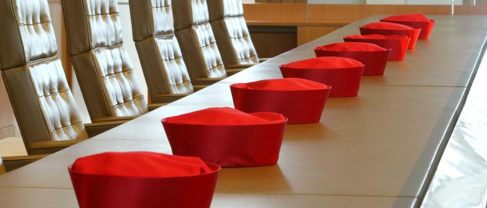 Die Barette der Verfassungsrichter liegen vor einer Verhandlung aufgereiht auf dem Tisch - bald geht es um den Mietendeckel