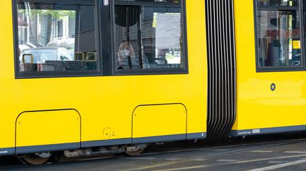 In der Tram muss eine Maske getragen werden.