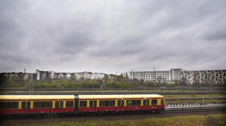 Eine S-Bahn rollt durch Prenzlauer Berg. 
