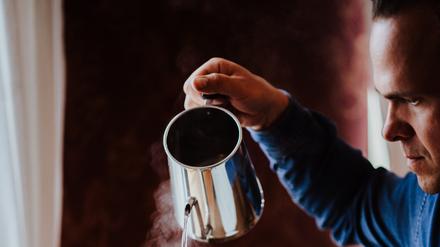 Michael Scheibe schenkt eine frisch aufgebrühte Tasse ein.