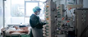 Eine Mitarbeiterin der Pflege in Schutzausrüstung betreut einen Corona-Patienten. Menschen mit Corona-Infektion werden auf der Intensivstation IT2 im Operativen Zentrum II des Universitätsklinikum Essen behandelt.