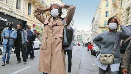 Fassungslos. Nach der Attacke kommen Gemeindemitglieder zum Notre Dame von Nizza. Viele kannten den getöteten Küster persönlich. 