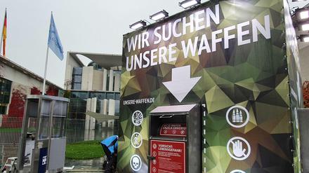 Bitte hier rein: Mit der Kunstaktion will das Zentrum für Politische Schönheit auf die Waffen aufmerksam machen, die bei der Bundeswehr verschwunden sind.