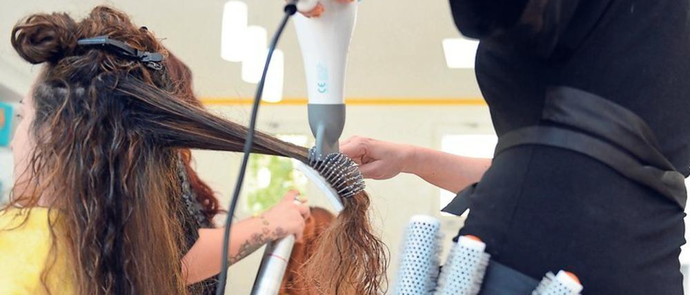Ein Mindestlohn würde bis zu 20 Millionen Menschen, darunter vielen Friseuren, in der EU helfen.