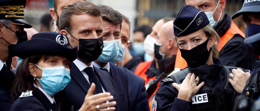 Frankreichs Präsident Emmanuel Macron spricht am Donnerstag in Nizza mit Polizeibeamten.
