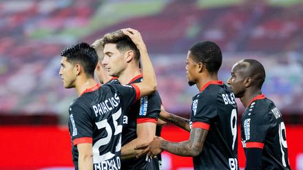 Streicheleinheiten für den Torschützen: Lucas Alario brachte Leverkusen per Elfmeter in Führung.