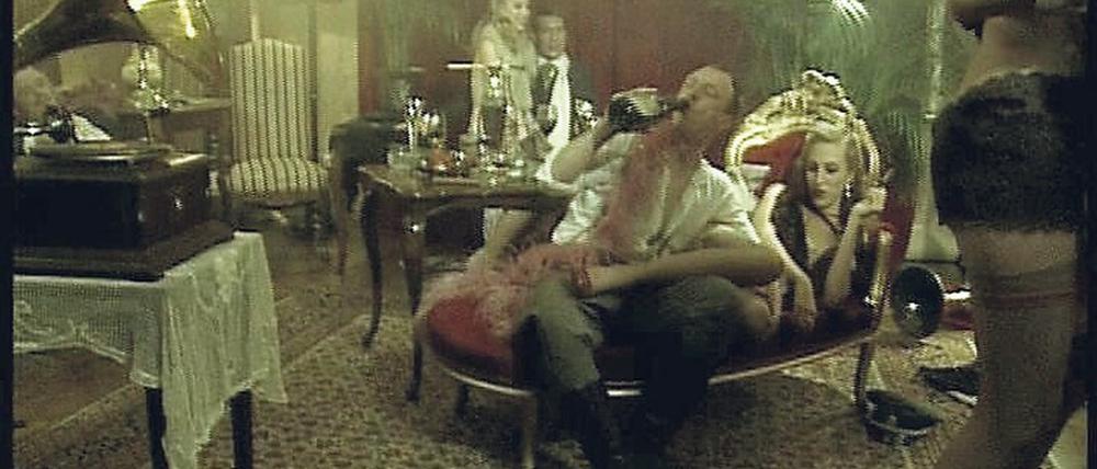 Vom Innenleben des „Salons Kitty“ gibt es keine Fotos. Die Bordellszene wurde für den 2004 entstandenen Dokumentarfilm von Claus Räfle nachgestellt. 