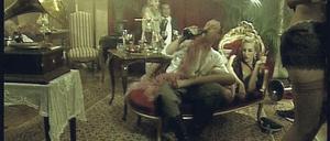 Vom Innenleben des „Salons Kitty“ gibt es keine Fotos. Die Bordellszene wurde für den 2004 entstandenen Dokumentarfilm von Claus Räfle nachgestellt. 