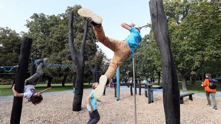 Jugendliche spielen auf einem Spielplatz in Potsdam