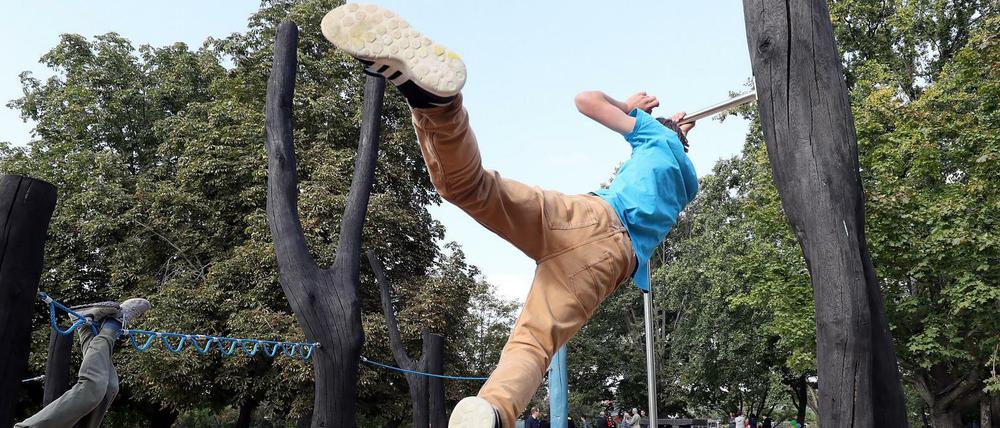 Jugendliche spielen auf einem Spielplatz in Potsdam