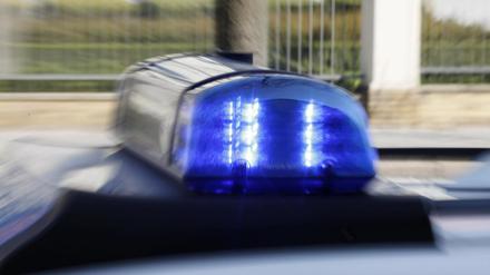 Der Autofahrer verfolgte den Radfahrer über eine rote Ampel - die Polizei ermittelt gegen beide Männer.