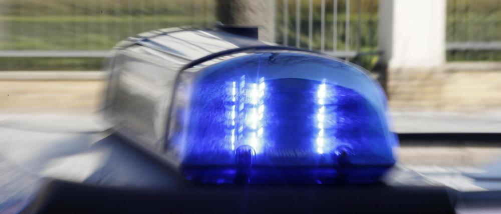 Der Autofahrer verfolgte den Radfahrer über eine rote Ampel - die Polizei ermittelt gegen beide Männer.