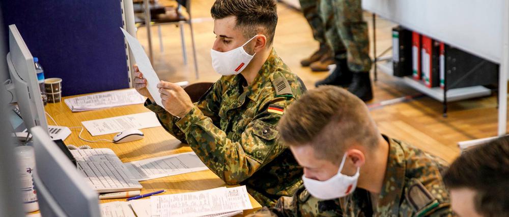 Soldaten werten im Gesundheitsamt Mitte Daten zur Corona-Kontaktverfolgung aus.
