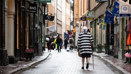 Eine Frau läuft am 22. Oktober 2020 durch die Altstadt von Stockholm, Schweden.