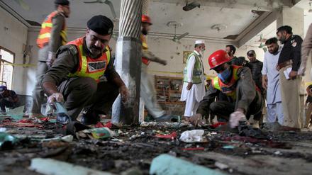 Explosion in einer Koranschule in Peshawar: Rettungshelfer und Polizisten vor Ort