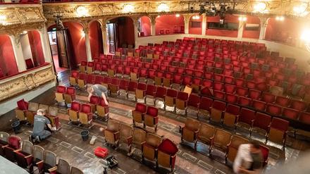 Im Berliner Ensemble werden die Stühle wieder eingebaut.