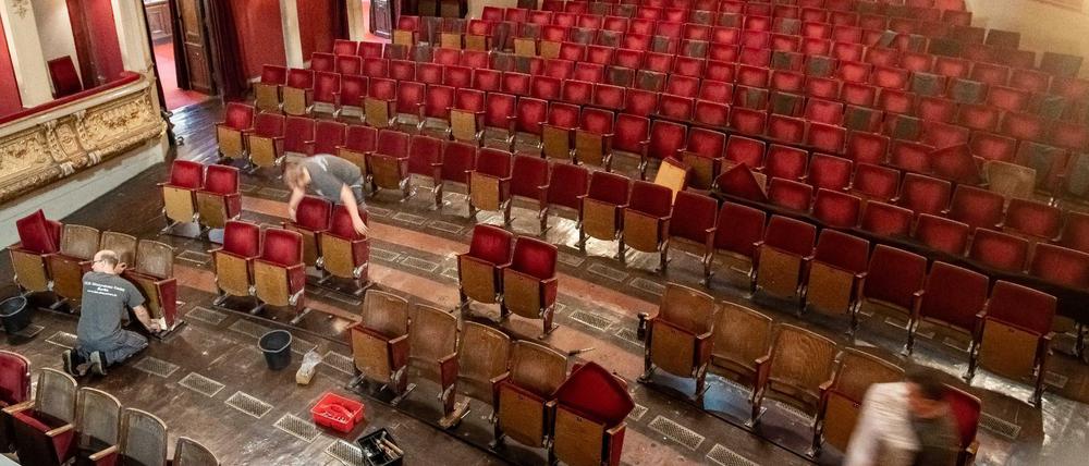 Im Berliner Ensemble werden die Stühle wieder eingebaut.