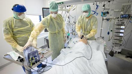 Ärzte und Pfleger demonstrieren das Intubieren bei einem Covid-19 Patienten an einer Patienten-Simulationspuppe.
