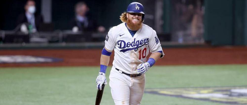 Justin Turner wurde während des sechsten Spiels der World Series ausgewechselt - nachdem er ein positives Covid-19-Testergebnis erhalten hatte.