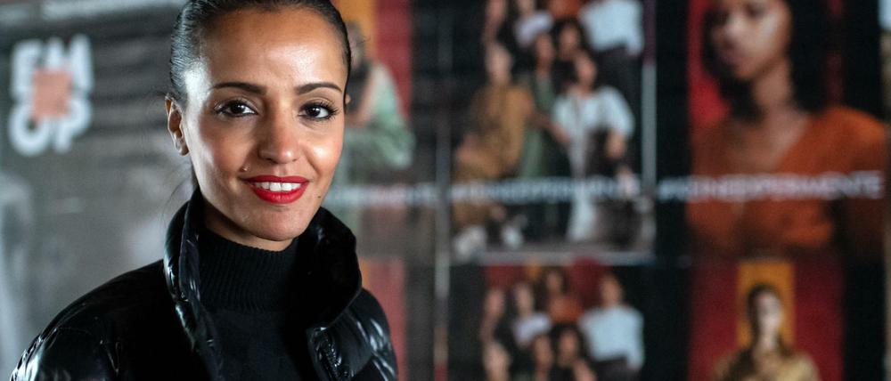 Sawsan Chebli (SPD) steht vor einem Plakat mit der Aufschrift #KeineExperimente. Sie verlor jetzt gegen Michael Müller im Kampf um die SPD-Bundestagskandidatur.