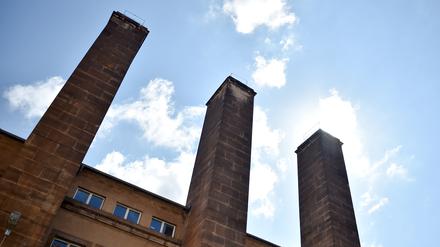 Schornsteine der ehemaligen Prägeanstalt der Alten Münze am 23.08.2017 in Berlin. Die Alte Münze, 200 Meter vom Roten Rathaus entfernt, war 70 Jahre lang die Prägeanstalt für Reichsmark, DDR-Mark, D-Mark und Euro. (zu dpa «Die Alte Münze und das «House of Jazz» - Diskussion geht weiter» vom 23.08.2017) Foto: Britta Pedersen/dpa-Zentralbild/ZB +++(c) dpa - Bildfunk+++ | Verwendung weltweit