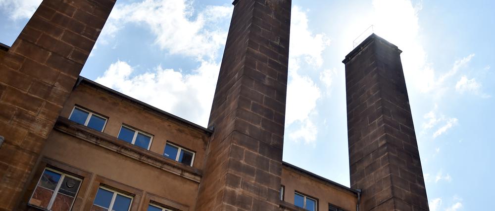 Schornsteine der ehemaligen Prägeanstalt der Alten Münze am 23.08.2017 in Berlin. Die Alte Münze, 200 Meter vom Roten Rathaus entfernt, war 70 Jahre lang die Prägeanstalt für Reichsmark, DDR-Mark, D-Mark und Euro. (zu dpa «Die Alte Münze und das «House of Jazz» - Diskussion geht weiter» vom 23.08.2017) Foto: Britta Pedersen/dpa-Zentralbild/ZB +++(c) dpa - Bildfunk+++ | Verwendung weltweit