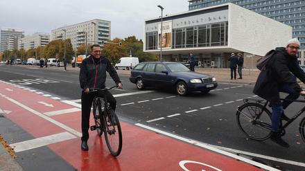 Stephan von Dassel, Bezirksbürgermeister von Berlin-Mitte, auf dem Radweg auf der Karl-Marx-Allee.