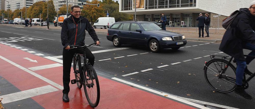 Stephan von Dassel, Bezirksbürgermeister von Berlin-Mitte, auf dem Radweg auf der Karl-Marx-Allee.