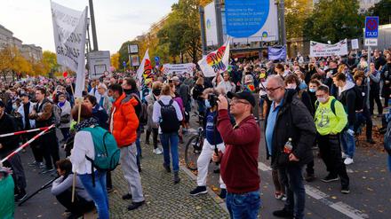 Rund 2000 Menschen kamen zur Querdenken-Demo in der Karl-Marx-Allee. 