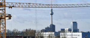 Mit dem bundesweit einmaligen Mietendeckel will der Senat den zuletzt starken Anstieg der Mieten in der Hauptstadt bremsen. 