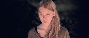 Mona (Gro Swantje Kohlhof) geht der Krankheit ihrer Mutter (Sandra Hüller) auf den Grund.
