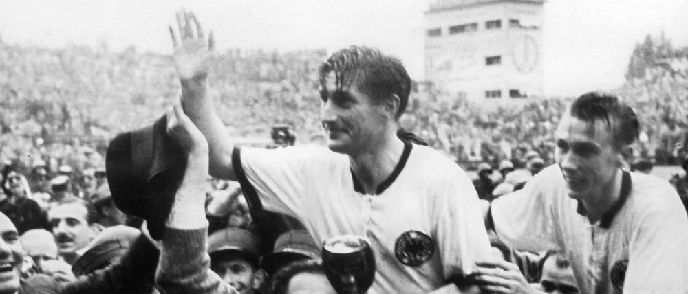 Kapitän Fritz Walter (M., oben) nach dem Triumph im WM-Finale 1954.