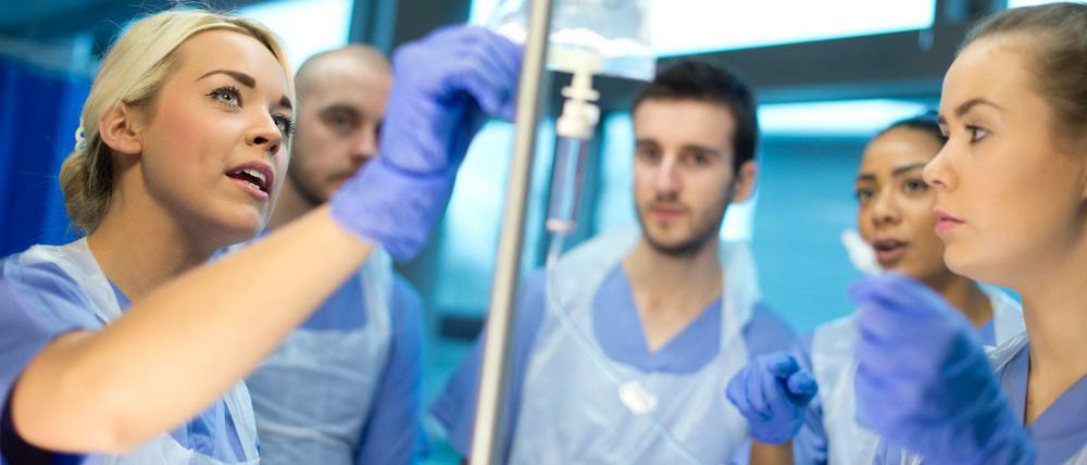 In Ausbildung. Pflegekraft kann man in einer dualen Ausbildung und per Bachelor-Studium werden.
