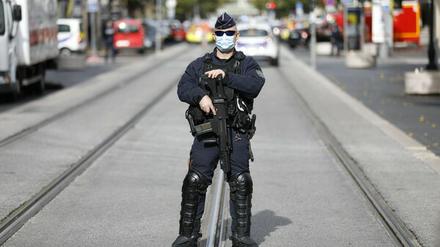 Ein Polizist in Nizza am 29. Oktober 2020.
