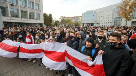 Trotz massenhafter Festnahmen hat die Demokratiebewegung in Belarus (Weißrussland) ihre Gangart gegen den Machthaber Alexander Lukaschenko mit Streiks und neuen Protesten verschärft.