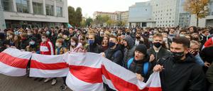 Trotz massenhafter Festnahmen hat die Demokratiebewegung in Belarus (Weißrussland) ihre Gangart gegen den Machthaber Alexander Lukaschenko mit Streiks und neuen Protesten verschärft.