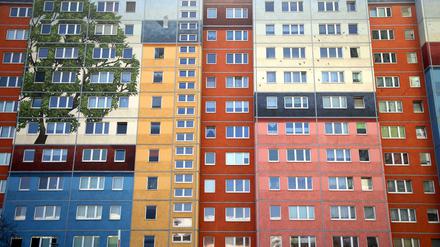 Farbig gestaltete Plattenbauten an der Frankfurter Allee im Berliner Bezirk Friedrichshain.