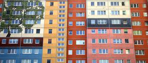 Farbig gestaltete Plattenbauten an der Frankfurter Allee im Berliner Bezirk Friedrichshain.
